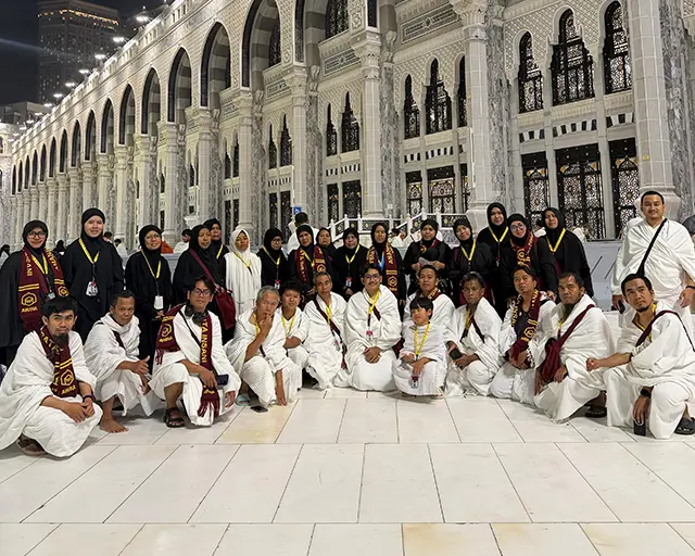 Rombongan jamaah AWINA berfoto bersama di Masjidil Haram.